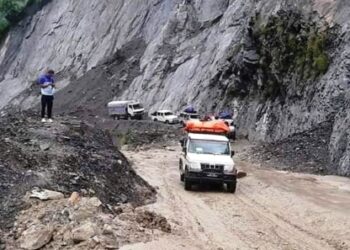 सडक माथिबाट ढुङ्गा खस्दा अवरुद्ध मध्यपहाडी लोकमार्गको पोखरा–पर्वत खण्ड खुल्याे
