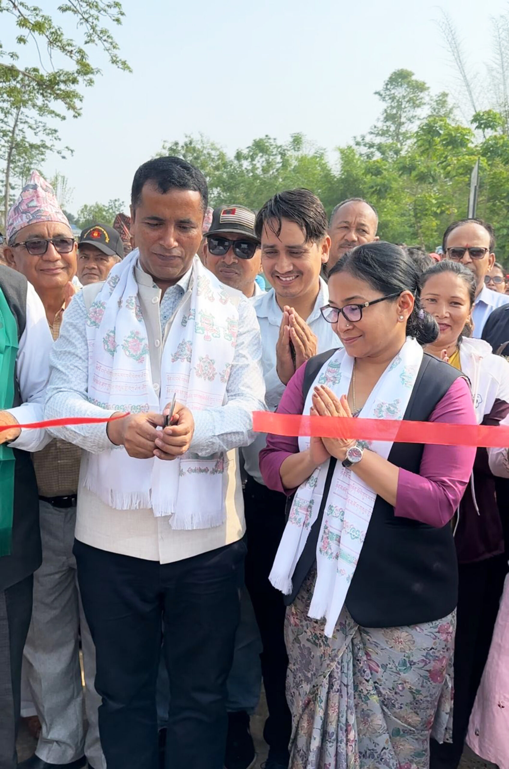 प्रदेशमन्त्री दुलाल – उद्घाटन
नारायणगढ, २८ वैशाख ः बागमती प्रदेशका भौतिक पूर्वाधार विकासमन्त्री युवराज दुलाल शुक्रबार चितवनको भरतपुर–२३ र २४ स्थित केरुङ्गा खोलामा निर्माण सम्पन्न भएको मोटरेबल पुलको उद्घाटन गर्दै । तस्बिर ः सनद अधिकारी÷रासस