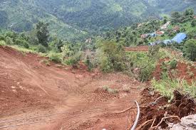 पहिरोको जोखिममा चितवनको सराथोक, गाउँ छाड्दै स्थानीय