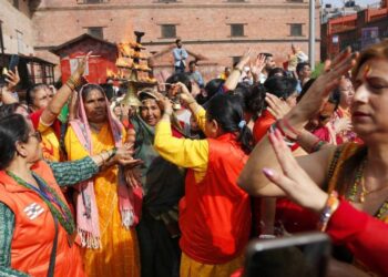 आज साउनको दोस्रो सोमबार, पशुपतिनाथमा दर्शनार्थीको घुइँचो