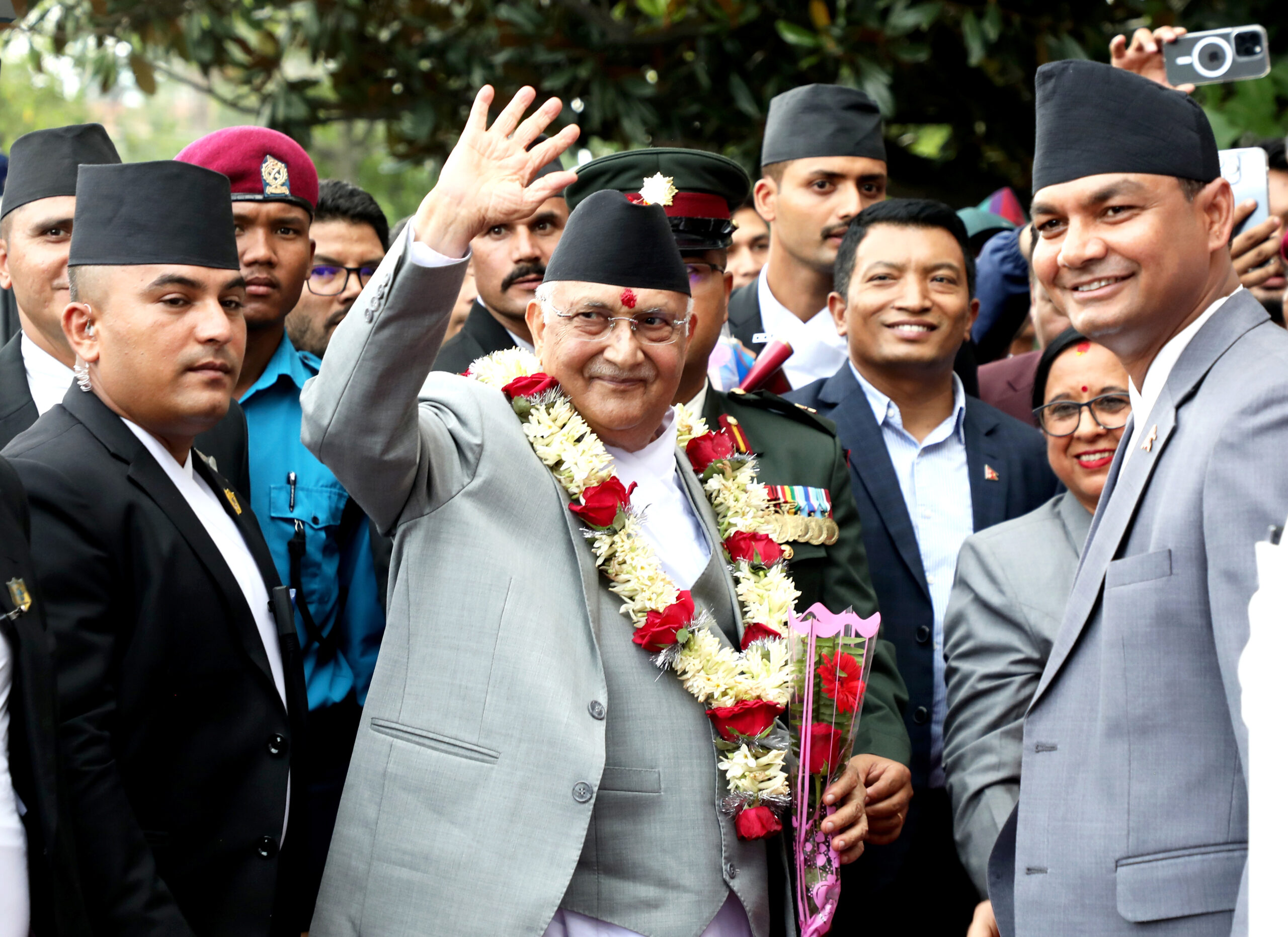 नवनियुक्त प्रधानमन्त्री ओलीलाई स्वागत
काठमाडौँ, ३१ असार ः नवनियुक्त प्रधानमन्त्री केपी शर्मा ओलीलाई सिंहदरबारस्थित प्रधानमन्त्री तथा मन्त्रिपरिषद्को कार्यालयमा स्वागत। तस्बिर ः रत्न श्रेष्ठ÷रासस