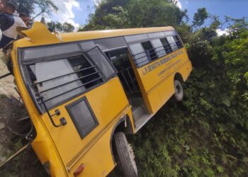 पोखरामा २२ विद्यार्थी सवार स्कुल बस दुर्घटना