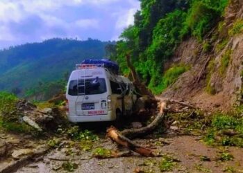 गजुरीमा माइक्रोमाथि पहिरो खस्यो