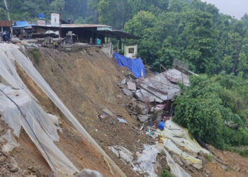 दाउन्नेमा सडक भासिँदा यातायात सञ्चालनमा रोक