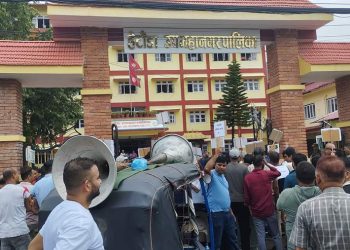 कर वृद्धि विरुद्ध हेटौंडाका व्यवसायीले उपमहानगरलाई बुझाए साँचो